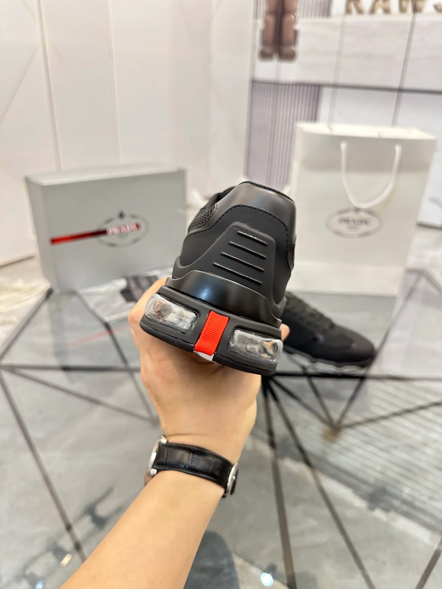 Men's shoes for sale 💰: 💰P660¥ High-end top quality Product trademark: Prada *"Prada*" low-top casual shoes Regular size: 38-45 (can be customized to 46) Product materials: Upper imported first-layer cowhide spliced ​​with original fabric, breathable lining, cowhide foot pads, original air cushion outsole. No.: 001